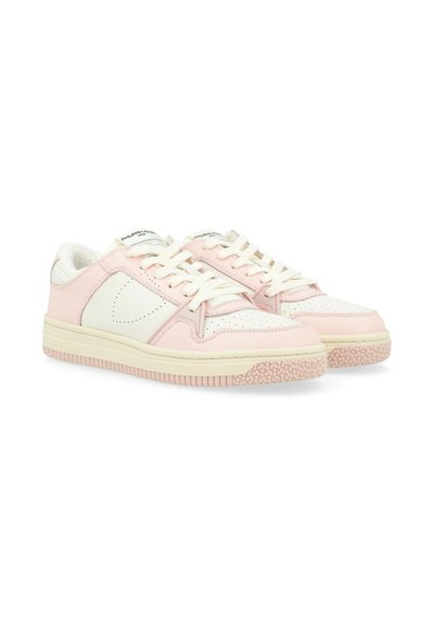 Baskets basses avec un dessus en cuir rose et blanc, un bout perforé, des lacets plats et une semelle en caoutchouc texturée.