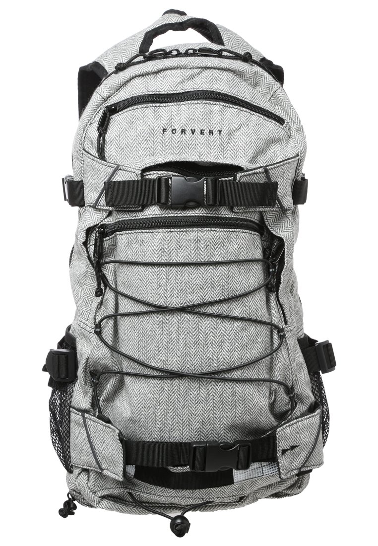 Sac à dos gris à motifs en chevrons avec des bretelles réglables, une boucle à l'avant, plusieurs compartiments, des poches latérales en maille et des détails en cordon élastique.