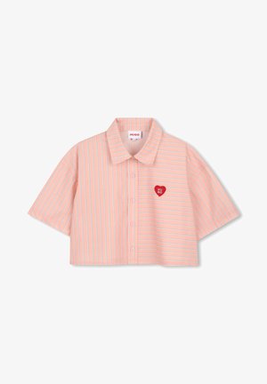 Chemise courte à manches courtes, coupée, avec des rayures verticales pêche et blanches, ornée d'un patch rouge en forme de cœur portant l'inscription HUGO sur la poitrine.