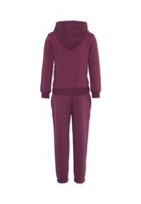 Kombinezon z kapturem w kolorze bordowym, z regulowanym sznurkiem w kapturze, ściągaczami na rękawach i przy kostkach. Gładka faktura, casualowy design, bez widocznych wzorów czy akcentów.