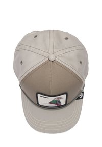 Gorra de béisbol color caqui con un frente de color beige oscuro, parche de pájaro bordado y costuras en contraste. Cuenta con orificios de ventilación y un botón en la parte superior.