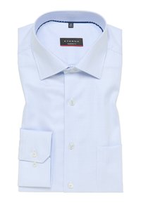 Camicia a quadri azzurro chiaro in tessuto intrecciato. Presenta un colletto classico, chiusura con bottoni e polsino singolo. Etichetta del marchio visibile.