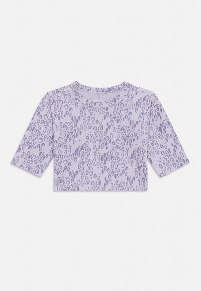 Fliederfarbenes kurzärmeliges Kleinkindhemd mit lila Leopardenmuster und Druckknöpfen auf der linken Schulter, flach auf weißem Hintergrund ausgelegt.