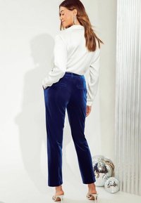 Friends Like These FIT - TAILORED ANKLE GRAZER  - Chinos tipa bikses - blue