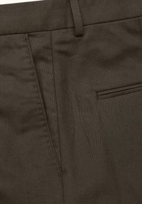 Pantaloni in tessuto marrone scuro con tasca frontale e design a vita piana. Il materiale ha una texture con dettagli di cuciture visibili.