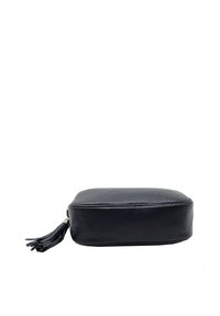 Borsa nera in pelle con superficie texture, forma rettangolare, chiusura a zip e una nappina decorativa su un lato.