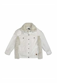 Veste en denim blanc avec un col moelleux blanc et des panneaux latéraux. Comprend une fermeture à boutons, deux poches sur la poitrine et une étiquette de marque marron.