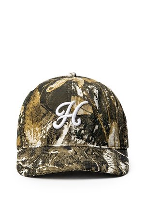 Gorra de béisbol de camuflaje con patrón de hojas y ramas y una letra H en cursiva blanca bordada en la parte frontal.