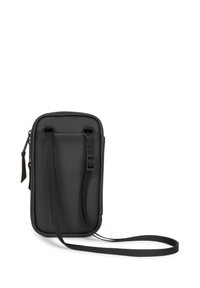 Borsa a tracolla nera con una finitura liscia e opaca. Presenta una forma rettangolare, chiusura con zip e tracolla regolabile. Nessun dettaglio hardware visibile.
