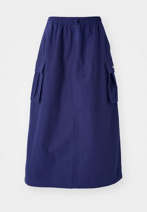 Tamsiai mėlyna, vidutinio ilgio sijonas su elastine juosta, turintis dvi šonines kišenes ir minimalų logotipo akcentą. Lygi audinio tekstūra.