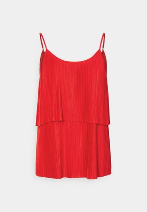 Czerwona plisowana sukienka bez rękawów z podwójną warstwą spódnicy i cienkimi ramiączkami na białym tle.