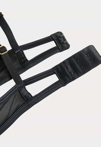 Czarny szelek wykonany z nylonu i siatki, z regulowanymi paskami, złotymi akcesoriami i zapięciami na haczyk, umożliwiający dostosowanie do indywidualnych potrzeb.