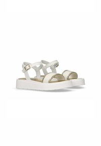 Witte sandalen met een gladde afwerking, voorzien van een gouden accentband aan de voorkant. Ze hebben twee enkelbandjes met een gesp en een witte plateauzool.