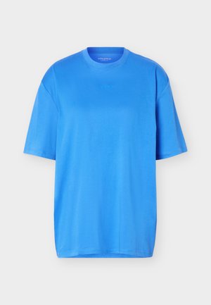 Φωτεινό μπλε κοντομάνικο μπλουζάκι με στρογγυλή λαιμόκοψη και διακριτικό ανάγλυφο λογότυπο στο στήθος, παρουσιάζεται σε απλό φωτεινό φόντο.