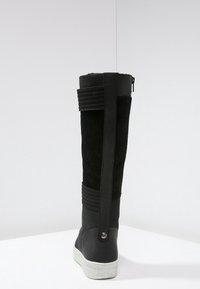 Vysoké černé tenisky se semišovými a koženými panely, vroubkovanými popruhy, zadním zipem a bílou gumovou podrážkou.