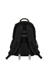 Mochila negra con correas acolchadas e inserciones de malla. Cuenta con hebillas ajustables, un asa en la parte superior y detalles en los bolsillos laterales.