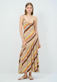 Maxikleid mit Schalkragen, ausgestattet mit vertikalen Streifen in Braun, Gelb und Orange. Hergestellt aus einem leichten Stoff mit fließender Silhouette.
