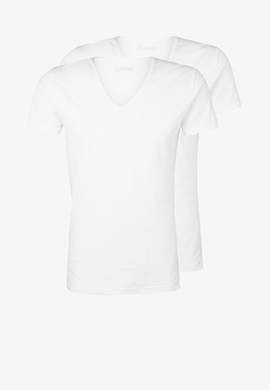 Twee witte korte mouwen v-hals t-shirts van zacht katoen. De stof is soepel met een klassieke pasvorm en zonder patronen of versieringen.