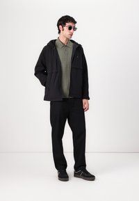 Tommy Hilfiger PERFORMANCE MIXMEDIA WINDBREAKER - Chaqueta de entretiempo - black