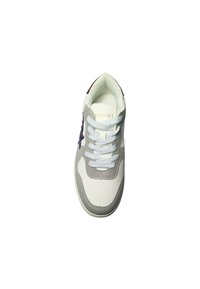 Sneaker bianca con accenti grigi, caratterizzata da un design testurizzato, punta tonda e lacci azzurri. Marchio dorato sulla soletta.