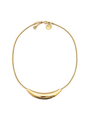 Collier chaîne ton or avec un pendentif en forme de croissant lisse et incurvé et un petit charme rond près du fermoir sur un fond blanc.