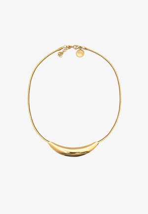 Collier chaîne ton or avec un pendentif en forme de croissant lisse et incurvé et un petit charme rond près du fermoir sur un fond blanc.