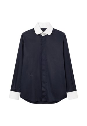 Długorękawowa czarna koszula z białym kołnierzem i mankietami, zapinana na guziki, prezentowana na białym tle.