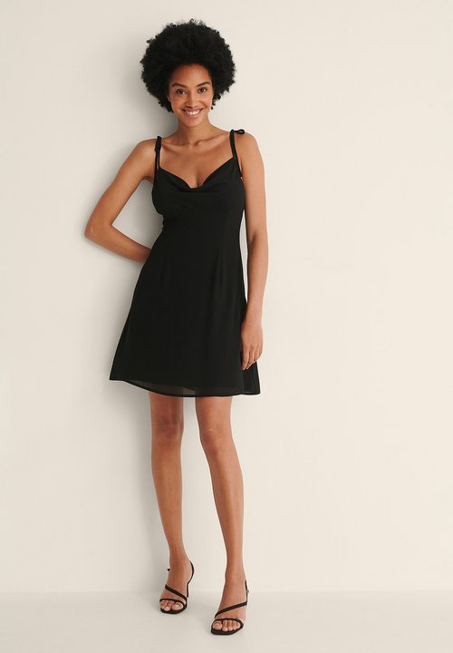 Robe Urban Classics épaules Dénudées Col Carmen Smockée Au-dessus Du Genou Noir/rouge