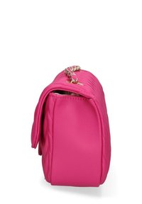 Piccola borsa a tracolla trapuntata di colore rosa brillante con catena dorata, mostrata di lato su uno sfondo bianco.