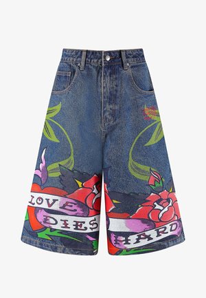 Pantalones cortos de mezclilla con un lavado azul que presentan gráficos florales coloridos. "EL AMOR MUERE DURO" impreso en una cinta. Detalles de costura y bolsillos delanteros.