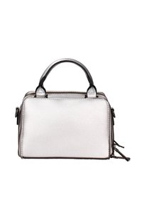Borsa a tracolla in pelle argentata con texture, dotata di doppi manici, chiusura con zip e forma rettangolare. Presenta accenti di hardware nero a contrasto.
