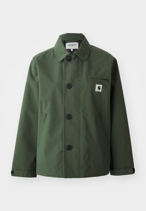 Veste vert foncé en tissu lisse avec une coupe droite, dotée d'un col, de boutons sur le devant, d'une poche poitrine et de poches latérales.