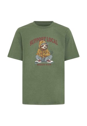 Grünes Baumwoll-T-Shirt mit einem Druckdesign eines Faultiers in einem Hoodie und dem Text "UNTERSTÜTZE DIE LOKALEN STRASSENKATZEN" in Rot. Kurze Ärmel.