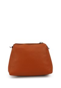 Bruine leren handtas met een gestructureerde afwerking, ritssluiting en zilverkleurige hardware. Heeft een ronde, compacte vorm.