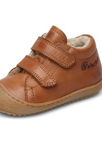 Hnědá kožená bota se dvěma suchými zipy, měkkou vnitřní podšívkou, texturovanou gumovou podrážkou a logem na boku. Klasický zaoblený design.