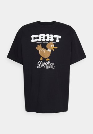Czarny t-shirt z krótkim rękawem z grafiką kreskówkowej brązowej kaczki oraz białymi napisami „CRNT”, „Carhartt Work in Progress” i „Ducks Carhartt WIP” na przodzie.