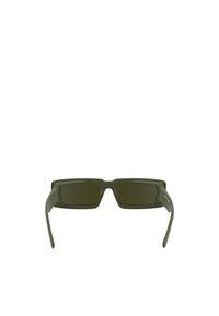 Ochelari de soare rectangulari cu ramele din plastic de culoare verde măslinie și lentile întunecate. Prezintă un pod subțire, drept și brațe conice. Design minimalist.