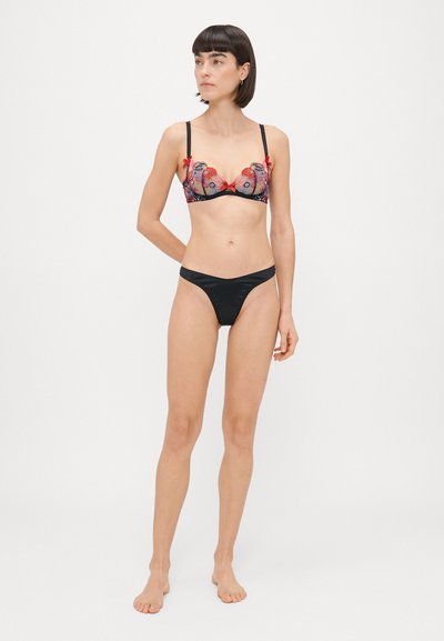 Sostén negro con encaje y detalles florales rojos, tirantes finos y acentos de lazo. Bragas de bikini negras. Textura suave, diseño delicado y colores vibrantes.