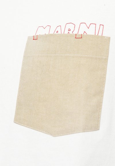Tela blanca con un bolsillo de pecho beige que cubre parcialmente las letras rojas bordadas que dicen "MARNI" encima del bolsillo.