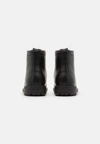 Pier One Snørestøvletter - black