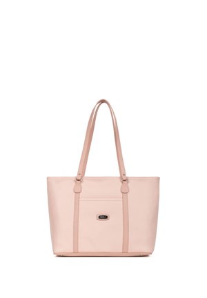 Sac cabas en cuir rose clair avec double bandoulière, poche avant et petite plaque métallique rectangulaire avec logo.