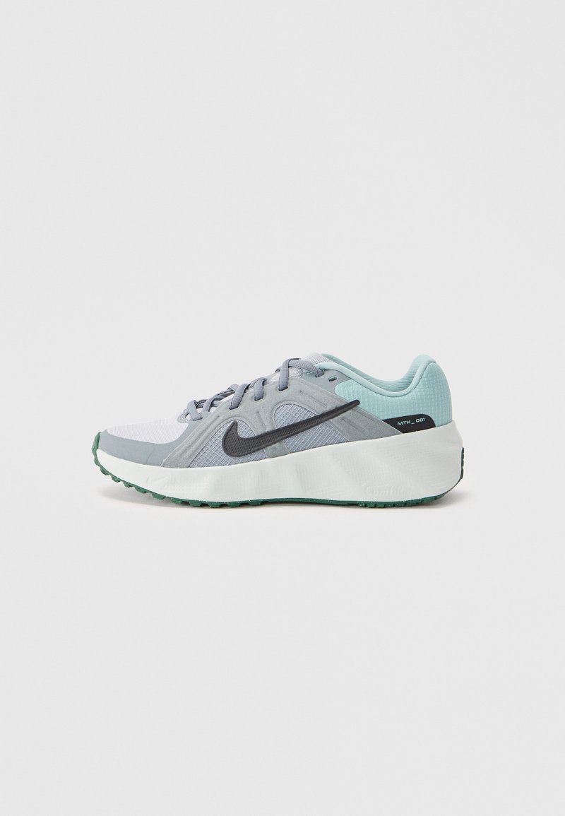 Nike teka, ki ima zgornji del iz sive in svetlo modre mrežaste tkanine, črn swoosh logotip, oblazinjen ovratnik in zeleni gumijast podplat.