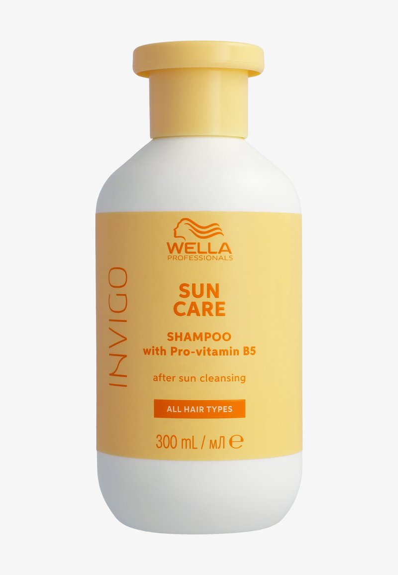Wella Invigo Sun Care schampo, cylindrisk flaska, vit med en gul etikett. Innehåller Pro-vitamin B5, 300 mL, för alla hårtyper.