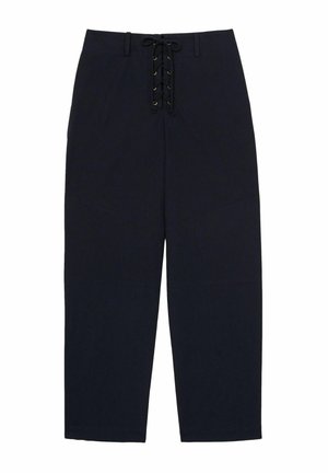 Tumesinised laiad püksid, millel on lipsuga ees, kuldsete aksessuaaridega ja siledast tekstuuriga kangast.