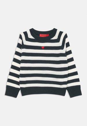 Dryžuota megztinė tamsiai mėlynos ir baltos spalvos, su apvaliu iškirpimu. Papuoštas maža raudona širdelės siuvinėjimu ant krūtinės. Minkšta mezgimo medžiaga.