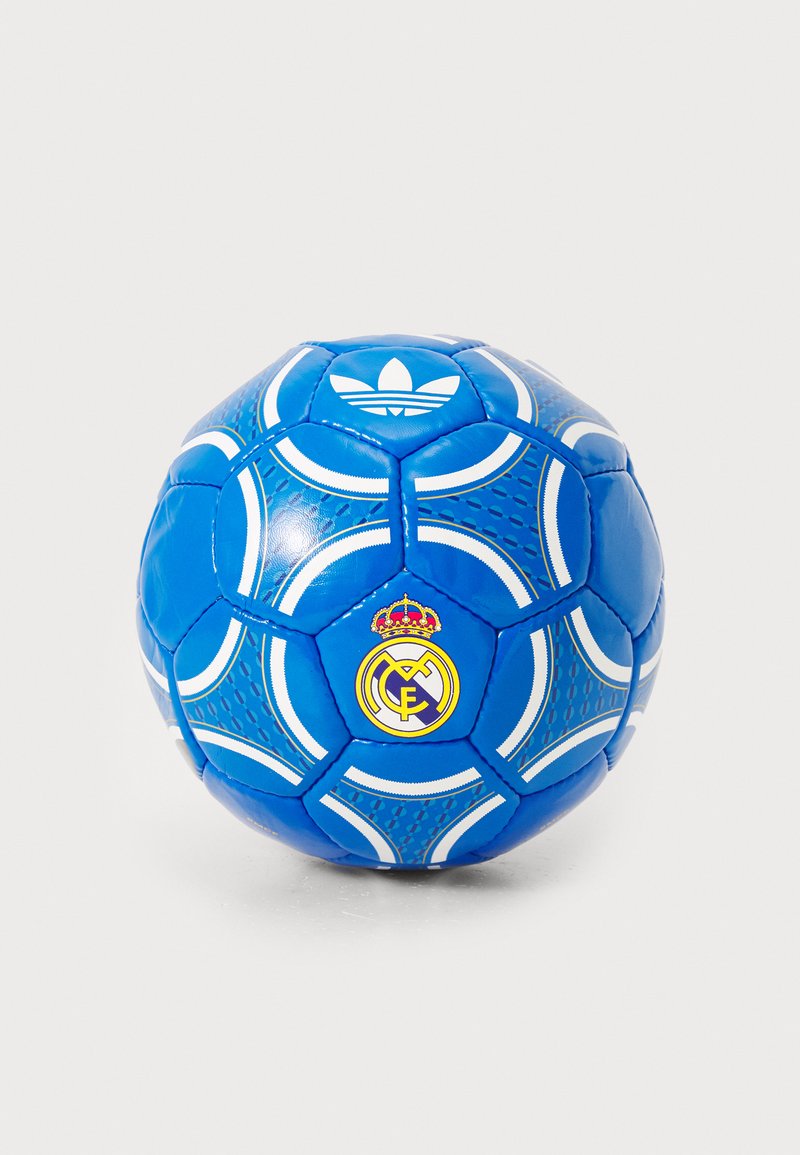 Modrá futbalová lopta s textúrovaným povrchom, bielymi akcentmi, logom Adidas a emblémom Real Madrid s korunou. Dizajn s hexagónovými panelmi.