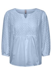 Blouse bleu clair à manches trois-quarts, ornée de motifs de feuilles brodés et d'un col rond. Tissu en coton doux ; coupe décontractée.