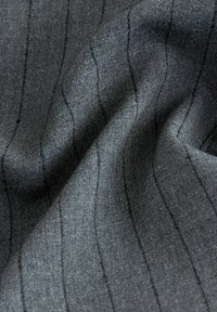 Šedá tkanina s hladkou strukturou, která má jemné vertikální pruhy. Materiál vypadá lehce a mírně leskle.