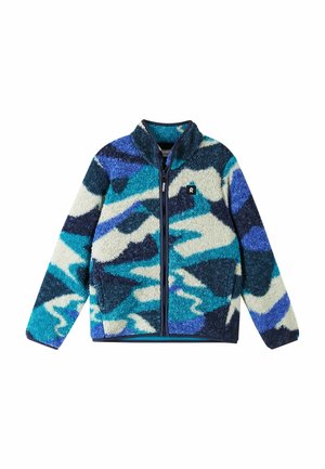 Bluza polarowa z pełnym zamkiem z przodu w niebieskim, zielonym, białym i granatowym abstrakcyjnym wzorze moro, z małą czarną naszywką z logo na piersi.