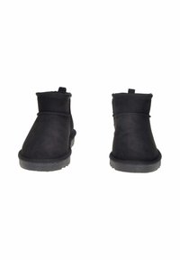 Stivali neri alla caviglia in morbida pelle scamosciata, con punta rotonda, tacco basso e cuciture decorative lungo le cuciture.